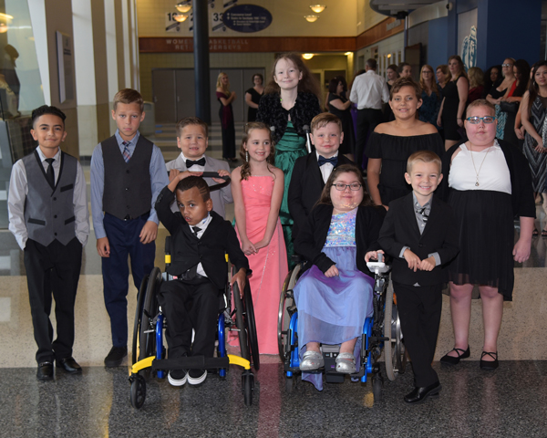 18 We Promise heroes – children whose dreams have come true thanks to funds from the foundation – attended the 14th Annual We Promise Foundation Gala. They arrived by limousine and were greeted by enthusiastic applause and high-fives from volunteers.